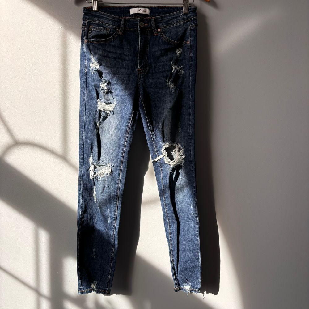 Kancan jeans women's size 9/28 Distressed Raw Hem Denim Edgy Ripped Medium Wash
